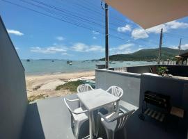 Pé na areia! Aconchegante casa frente Mar, holiday home in Governador Celso Ramos