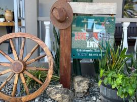 Lone Star Inn, hotel com piscina em san juan la union