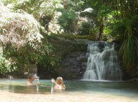 Fairy Falls - romantic Daintree Rainforest retreat with enchanting waterfall, hotell i Cow Bay