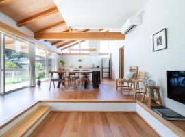 【海から近く】敷地内無料駐車場5台分完備！BBQ設備貸出あり3,500円！快適空間！【COQAEL】, hotel para golfe em Oda