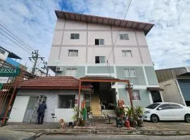 Freesia Bangphi Guest House