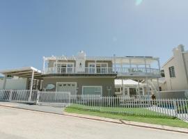 Surf n Sea Beachfront Holiday Home, villa in Jeffreys Bay