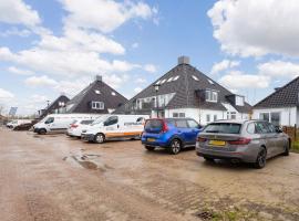 Apartment located directly on the Sneekermeer, holiday rental in Offingawier