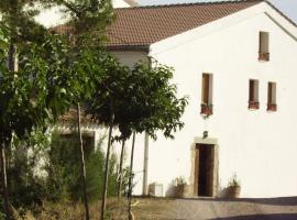 Luxurious Cottage in Sant Salvador de Guardiola, hotel dengan kolam renang di Guardiola