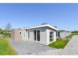 Brand new chalets at 10 minutes from the Oosterschelde โรงแรมในheinkenszand