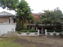 OYO Life 91339 Pondok Kost Aulia Syariah, hotel amb aparcament a Garut