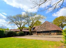 Atmospheric country house in Asten on a golf course, hótel í Asten