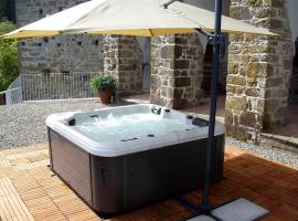 Flat with heated hot tub and shared pool, lacný hotel v destinácii Casola in Lunigiana