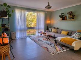 The Yellow Koala - Vibrant Home in Medlow Bath, cottage in Medlow Bath