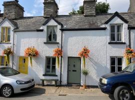 Lovely peaceful 2 bed cottage, hotel with parking in Llandderfel