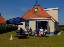 Detached villa with dishwasher Leeuwarden at 21km, semesterhus i Suameer