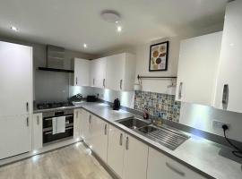 High Wycombe Stunning Stylish Four Bedroom House, cabaña en High Wycombe