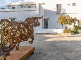 Hotel Rural Ganadería Virgen María, hotel com piscina em Sevilha