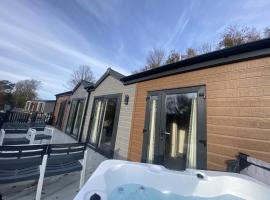 SL06 - Idwal Lodge with Hot Tub, hotel with jacuzzis in Bangor