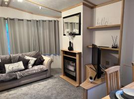 Coastal Caravan Holidays - Goldfinch 22، فندق في ويذرنسه