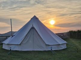 Beautiful 1-Bed bell tent in Holyhead: Holyhead şehrinde bir kulübe