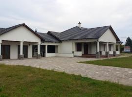 Avalon Vend&eacute;gh&aacute;z, beach hotel in Levelek