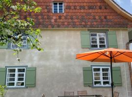 Gemütliches Bauernhaus am Bodensee, hotel met parkeren in Deggenhausertal