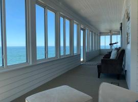 Luxury Lake House w/views from every room!, villa em Huron