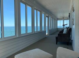 Luxury Lake House w/views from every room!, hotel em Huron