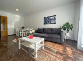 Apartamentos El Pilar Suites 3000, lejlighed i Zaragoza