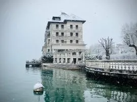 L'Angle du Lac - Duplex feet in the water of Lake Annecy