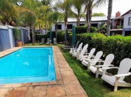 Honeymoon suite in Schoemansville, hotel con piscina a Hartbeespoort