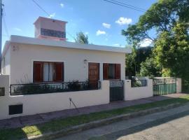 Encantadora Casa con parque, hotel in La Falda