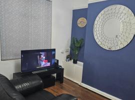 Your Happy Place-2 Bedroom House, hotel i Liverpool