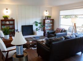 Beautiful Ranch Style Home - Minutes from Downtown CVille!、シャーロッツヴィルのホテル