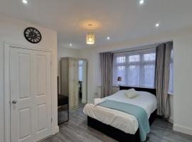 Elegant 2-Bedroom Double En-Suite Flat - London, hotell i Wanstead