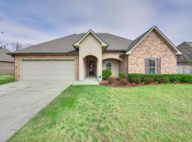 Spacious Zachary Home 12 Mi to Baton Rouge!, villa in Zachary