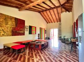 RESIDENCIA ARTISTICA Y HOSTAL LOS COLORES，赫里科的B&B