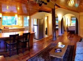 Farmview Cottage at White Lotus Eco Spa Retreat, vacation home in Stanardsville