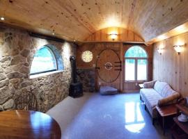 Shire Suite at White Lotus Eco Spa retreat, tradicionalna kućica u gradu 'Stanardsville'