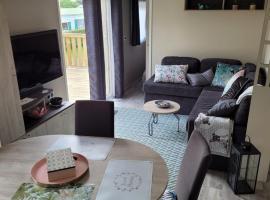 Mobilhome tout confort pour randonneurs pédestres proche Saint-Malo, à 100 m de la plage et du GR34 - Demande préalable requise, glamping site in Saint-Coulomb