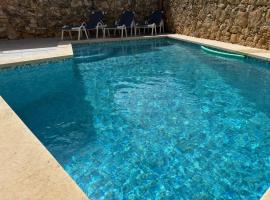 4 Bedroom Holiday Home with Private Pool & Views, feriebolig i Xewkija