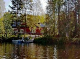 Paritalokolmio joen rannalla, hotel in Haapavesi
