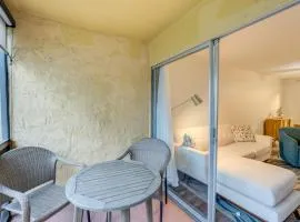 Quaint Sarasota Condo: 4 Mi to Siesta Key Beach!