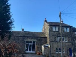Spacious, Sunny Double Bedroom in Home Stay Quirky Cottage, Near Holmfirth, family hotel in Holmfirth