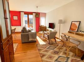 Apartamento familiar en el centro de Benasque con terraza, hotel em Benasque