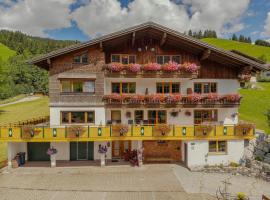 Gästehaus Almhof, perhehotelli kohteessa Zöblen