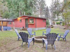 Arlington Creekside Cabin with Hot Tub and Fire Pit!, hotel din Arlington