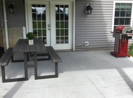 Privacy, entertainment, comfort galore 2 BR LR 1BA Home Theater, Pool Table, hotel barato en Suffield