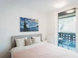 Peaceful Little Retreat, spacious free garage park