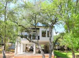 Modern Kingsland Home with River Access & Kayaks home