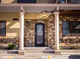 Luxury Downtown Rental (Hot Tub/Pet Friendly) - La Dolce Vita Villas #10, khách sạn ở Moab