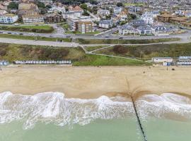 Beach Front Getaway - Luxury Apt with Large Garden, casa a Southbourne