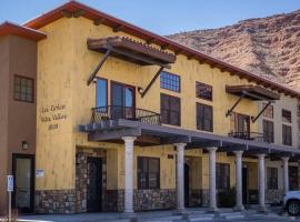 Luxury Downtown Rental (Hot Tub/Pet Friendly) - La Dolce Vita Villas #11, lyxhotell i Moab