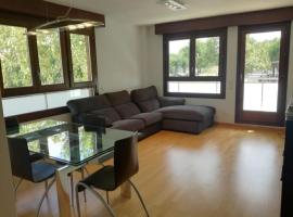 Habitacion con Piscina y Sauna: Sant Cugat del Vallès'te bir aile oteli